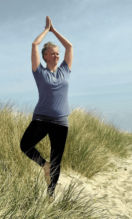 karte1 Frau beim Yoga auf der Düne- Baumposition